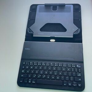 Belkin iPad case and keyboard. Excellent condition
